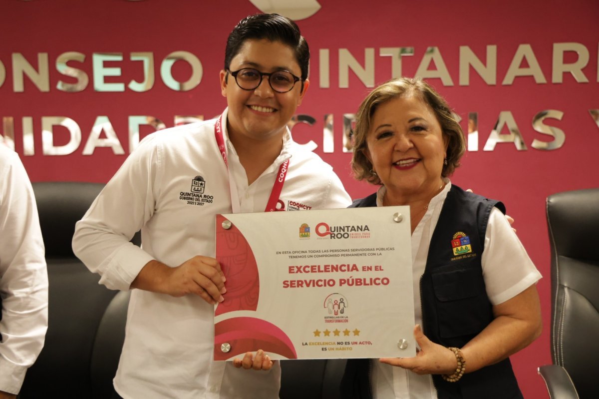 Entrega SABGOB distintivo de Excelencia en el Servicio Público al COQHCYT en Chetumal