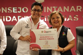 Entrega SABGOB distintivo de Excelencia en el Servicio Público al COQHCYT en Chetumal