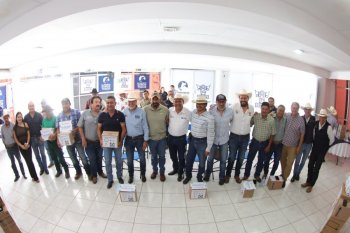 Gobierno de Querétaro entrega kits contra gusano barrenador a ganaderos de cuatro regiones