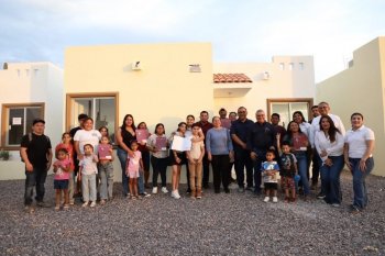 Con inversión de 5.2 mdp, INVI entrega nueve viviendas a familias de La Paz