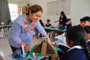 Magnelli Moctezuma, la docente que transforma vidas en Tarandacuao con educación creativa