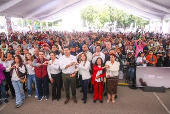Gobernador Armenta entrega cheques para rehabilitar CAIC y CECADE en Puebla
