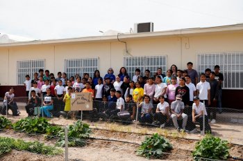 Alumnos de Ciudad Juárez convierten suelo arenoso en huerto escolar autosustentable