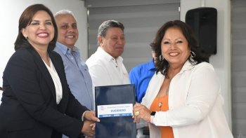 Entrega Gobierno de Chihuahua estímulos a mil 834 docentes jubilados