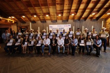 Gobierno del Estado entrega credenciales federales a 25 guías de la Ruta Creel–Sierra Tarahumara
