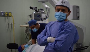 Recupera visión tras 23 años con catarata congénita gracias a cirugía del IMSS