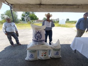 Entregan fertilizantes a 128 productores en Romita para fortalecer el campo
