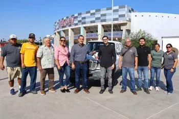 Subsecretaría de Administración entrega vehículo para mantenimiento de la Villa Deportiva