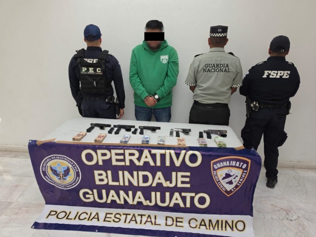 Aseguramiento en León: armas, cartuchos y 283 mil pesos tras revisión por no usar cinturón