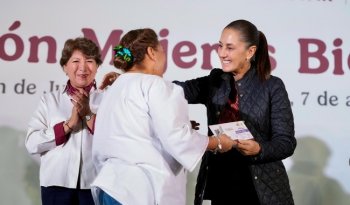 Sheinbaum entrega Pensión Mujeres Bienestar en Naucalpan y anuncia bacheo