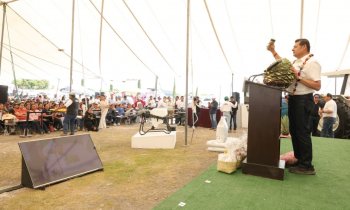 Gobernador de Puebla entrega apoyos al campo y obras comunitarias en Huatlatlauca