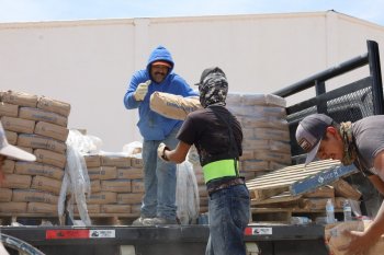 Entrega Coesvi materiales de construcción a 23 familias en Satevó