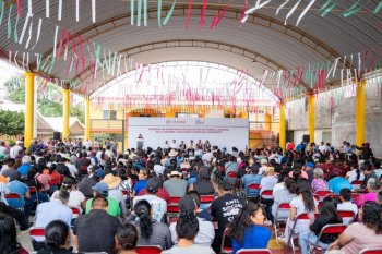 Gobernador Salomón Jara entrega constancia que eleva a colonia Guillermo González Guardado a agencia municipal