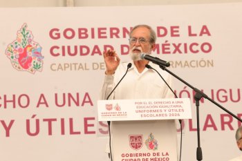 Gobierno de CDMX entrega más de 24 mil becas para uniformes y útiles escolares a secundaria