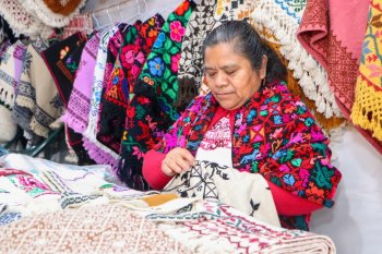 Puebla oficializa como patrimonio cultural intangible los textiles de Hueyapan