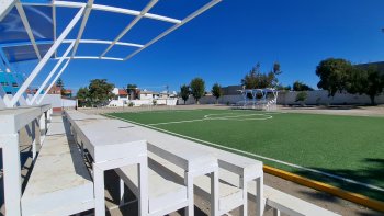 Entrega Bienestar cancha de fútbol 7 construida por comunidad escolar en Quecholac