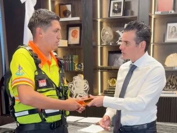 Entrega Secretario General de Gobierno reconocimiento a paramédico del CRUM en Nuevo León