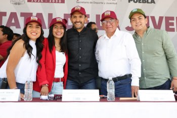 Juventudes de Puebla protagonizan desfile estatal y llaman a construir el futuro