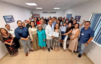 Reconocen al doctor Andrés Flores Gómez por 38 años de servicio en Baja California Sur