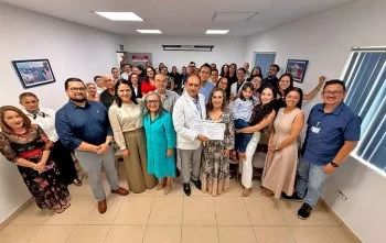 Reconocen al doctor Andrés Flores Gómez por 38 años de servicio en Baja California Sur