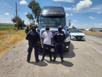 Detienen a dos personas con tractocamión robado en carretera federal 57 en San Diego de la Unión