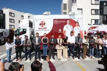 Gobernador David Monreal acerca servicios médicos gratuitos con unidades itinerantes