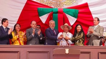 Gobernador entrega presea a comunidades mazahuas en 215 aniversario