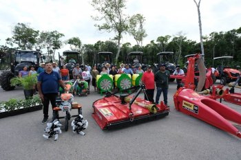 Gobierno de Mara Lezama entrega maquinaria histórica a 73 productores de Quintana Roo