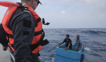 Rescata Armada de México a dos pescadores a la deriva frente a costas de Chiapas