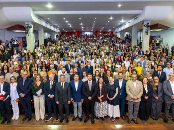 Samuel García pide límites, no prohibición, al uso de pantallas en menores