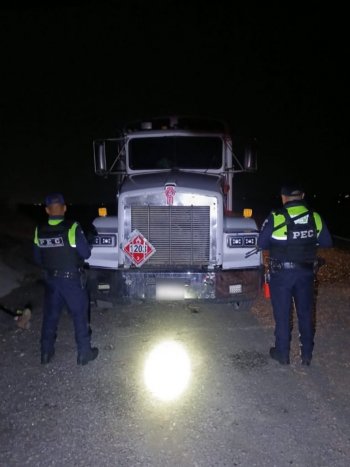 Aseguran tractocamión con 21 mil litros de hidrocarburo en Pénjamo