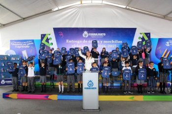 Entrega Gobernadora útiles escolares en Celaya; celebra 45 aniversario del CCE