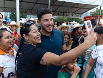 Gobernador de Nuevo León entrega impermeabilización de 300 casas en Guadalupe