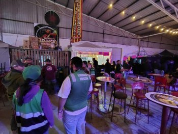 Inspeccionan venta de alcohol en Fenapo 2026; piden licencia a la vista