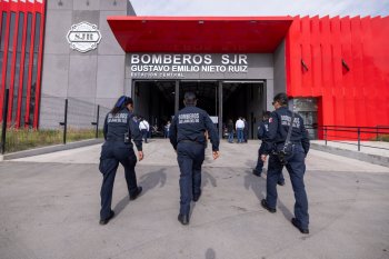 Kuri toma protesta a Bomberos de San Juan del Río; reconoce su labor y trayectoria