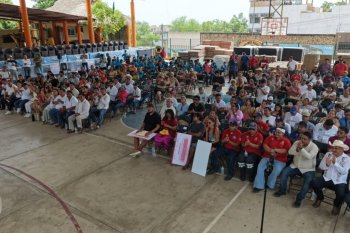 Gobierno de Oaxaca entrega equipamiento a prestadores turísticos de Punta Zicatela tras incendio