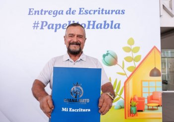 Gobernadora Libia Dennise entrega escrituras, útiles y respalda a MIPYMES en León