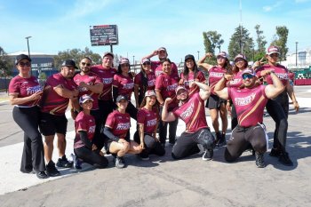 Más de 300 personas participan en clase fitness en el Monumento a los Héroes de 5 de Mayo