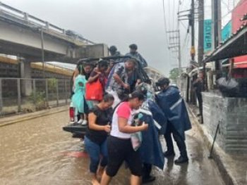 Policía Estatal brinda auxilio a población ante lluvias en Acapulco