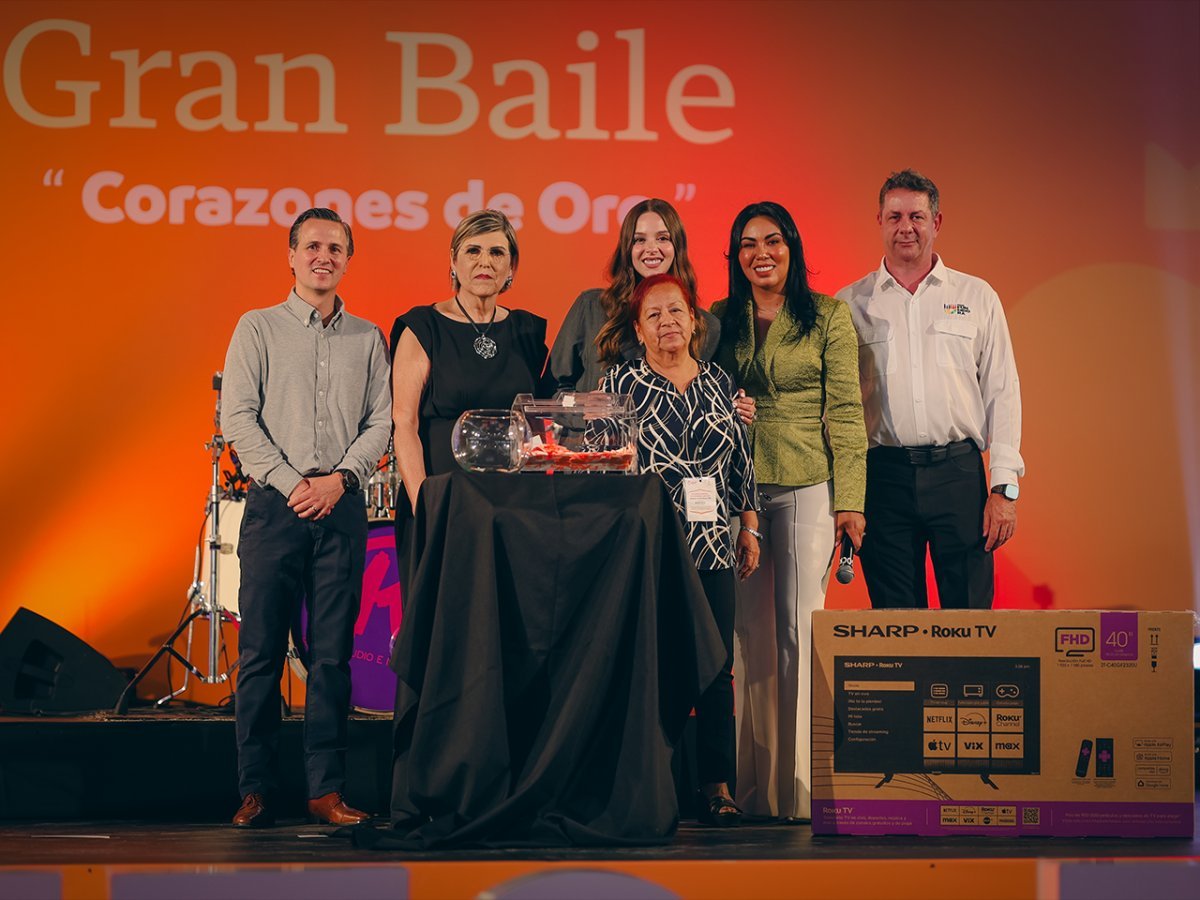 Mariana Rodríguez celebra a adultos mayores de Nuevo León con baile y rifa en Fundidora