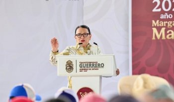 Entregan maíz y frijol a familias desplazadas de Teticic, en Olinalá, Guerrero