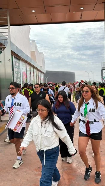 Miles de personas ingresan a la Fenapo 2026 en espera del concierto de Katy Perry