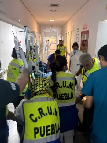 Trasladan en helicóptero a hombre herido en accidente vial de Acatlán a Puebla