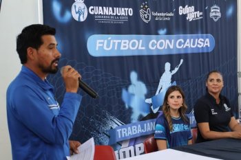 Entregan balones de fútbol a niños de Pénjamo en jornada de activación física