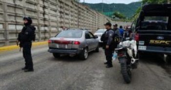 Instalan puesto de atención ciudadana en Las Cruces, Acapulco, por Operativo Casco Seguro