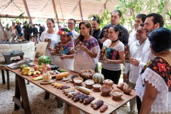 Mara Lezama presenta guía gastronómica con 12 destinos del Caribe Mexicano