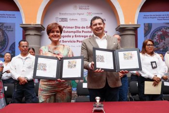 Sepomex emite 300 mil estampillas del Chile en Nogada y entrega bicicletas a carteros