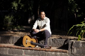 Vladimir Ibarra ofrece recital de guitarra en el Teatro Juárez con obras de Falla y