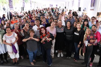 Mercadita Violeta reúne a 250 emprendedoras en el Zócalo de Puebla
