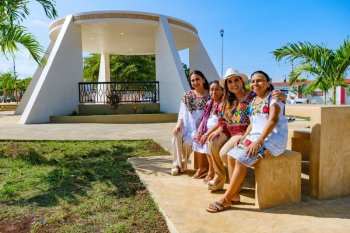 Rehabilitan parque principal de Tihosuco con inversión municipal; beneficia a 5 mil